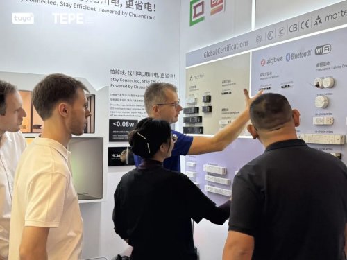 涂鸦智能2025香港秋灯展开启照明新体验j9九游会网站入口AI照明能“读心”(图2)